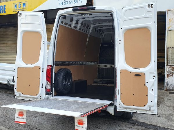 Photo Iveco Daily Hayon avec intérieur Bois