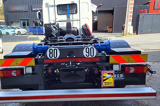 Ampliroll sur porteur Fuso, vue arrière