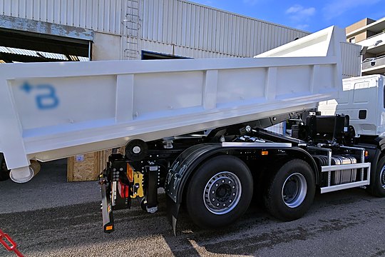 Ampliroll avec benne sur porteur Renault 6x4, vue arrière