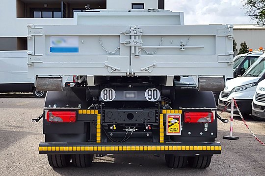 Benne basculante sur porteur Iveco, vue arrière