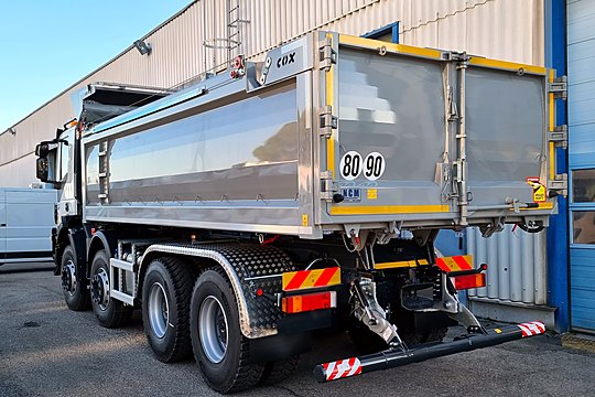 Benne travaux publics aluminium sur porteur Iveco 8x4, vue arrière