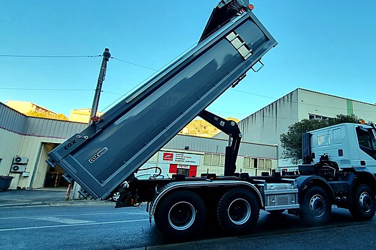 Benne basculante en position de vidage sur porteur Iveco