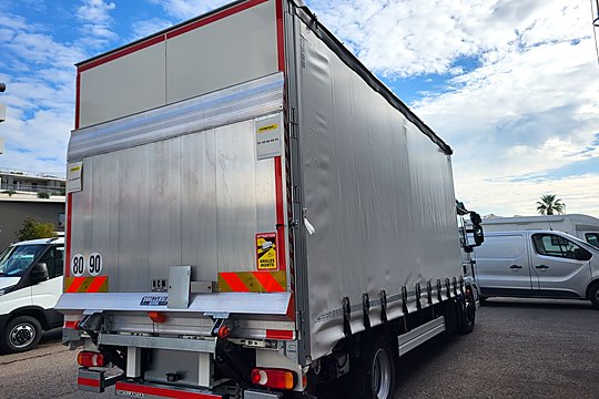Caisse à rideaux coulissants avec hayon élévateur