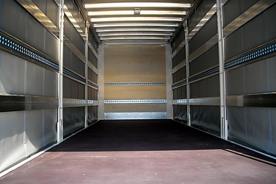 Intérieur d'une caisse à rideaux coulissants