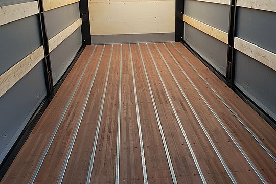 Intérieur d'une caisse avec plancher bois