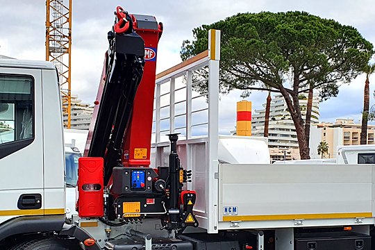 Grue auxiliaire HMF montée sur porteur Iveco Eurocargo
