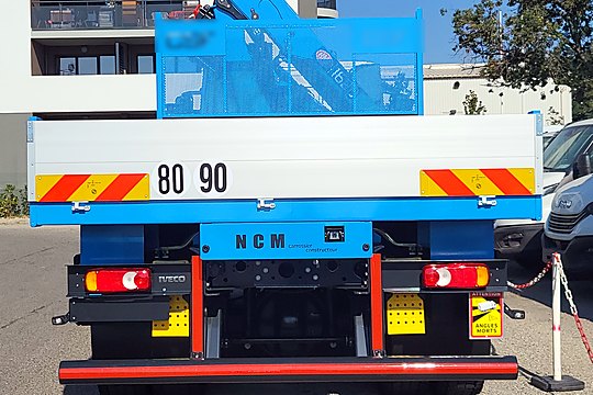 Plateau avec grue auxiliaire, vue arrière