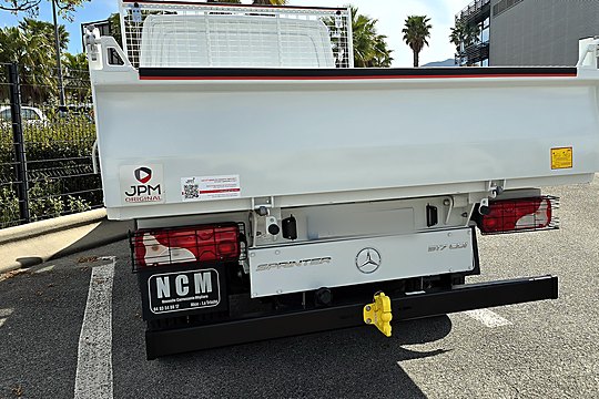 Benne basculante avec rehausse grillagée sur Mercedes Sprinter, vue arrière