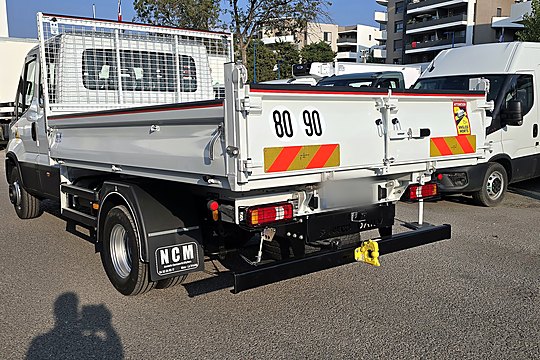 Benne basculante avec rehausse grillagée sur Iveco Daily double cabine