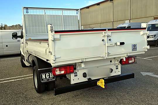 Benne basculante avec rehausse grillagée sur Volkswagen Crafter