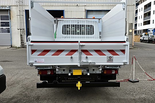 Benne à grandes rehausses sur Iveco Daily double cabine, vue arrière