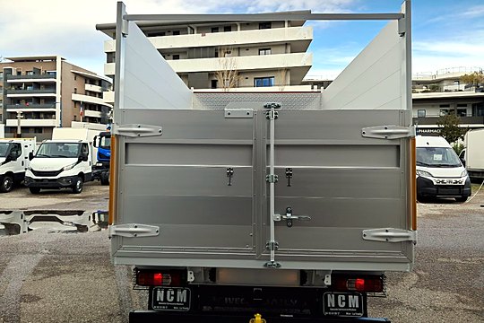 Benne à grandes rehausses aluminium sur Iveco Daily, vue arrière