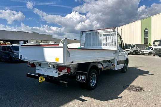 Benne basculante blanche sur Mercedes Sprinter, vue de trois-quarts arrière