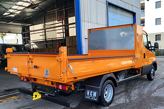 Benne basculante orange avec coffre sur Iveco Daily, vue arrière