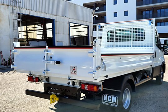 Benne basculante avec rehausse grillagée sur Iveco Daily, vue arrière