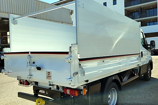 Benne à grandes rehausses aluminium sur Iveco Daily, vue arrière