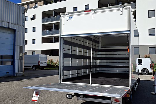 Caisse fourgon ouverte, hayon élévateur abaissé