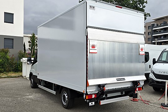 Caisse fourgon avec hayon élévateur sur Iveco Daily