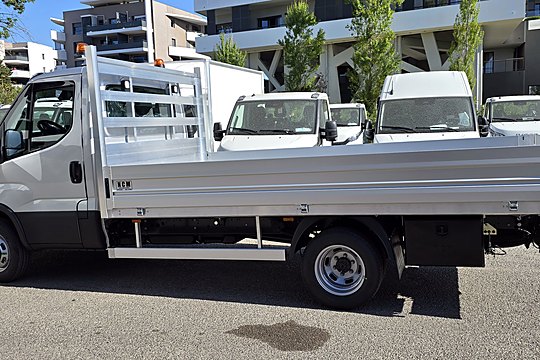 Plateau aluminium sur Iveco Daily, vue de côté