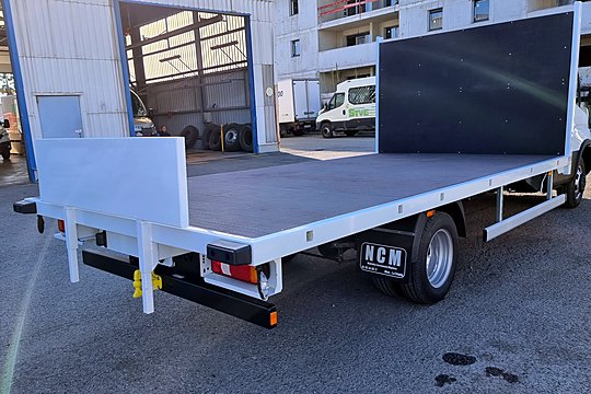 Plateau avec panneau avant sur Iveco Daily, vue arrière