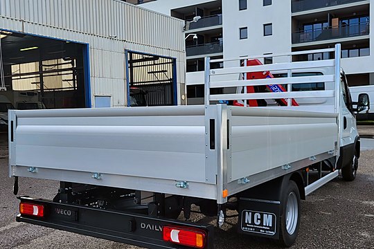 Plateau aluminium avec grue auxiliaire, vue arrière