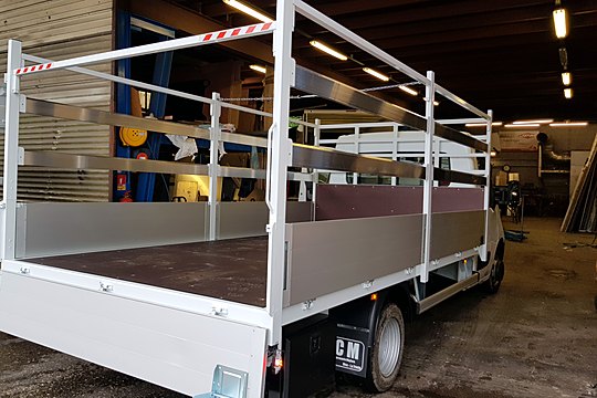 Plateau acier avec structure spécifique sur mesure, dans notre atelier